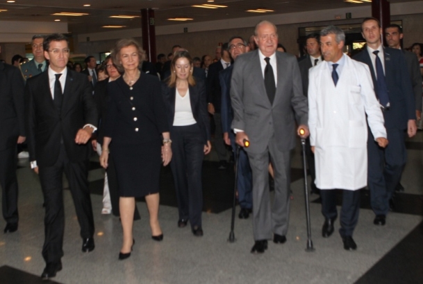 Sus Majestades los Reyes junto al presidente de la Xunta de Galicia y la ministra de Fomento, a su llagada al Centro Hospitalario Universitario de San